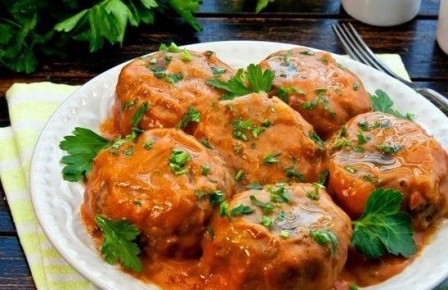 Тефтели из печени с рисом и сыром в сметанно-томатном соусе