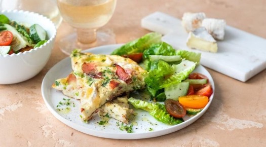 Нежный омлет с бри и хрустящим беконом на завтрак