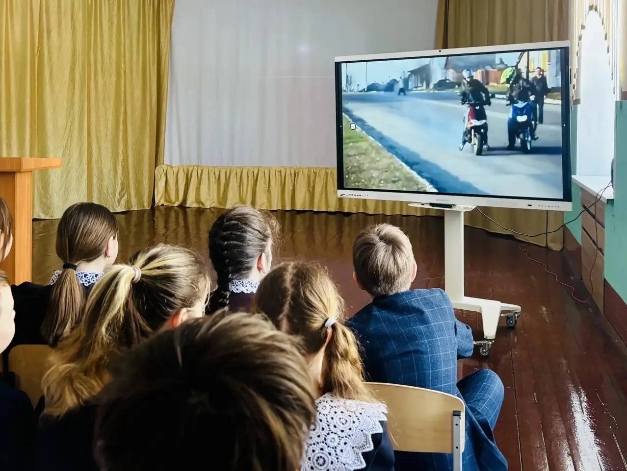 В преддверии весенних школьных каникул сотрудники отделения Госавтоинспекции ОМВД России по Рузаевскому муниципальному району с учащимися 8 классов МБОУ «СОШ №10» и учащимися 5 и 7 классов МБОУ «СОШ№9» г. Рузаевка в целях... В преддверии весенних школьных каникул сотрудники отделения Госавтоинспекции ОМВД России по Рузаевскому муниципальному району с учащимися 8 классов МБОУ «СОШ №10» и учащимися 5 и 7 классов МБОУ «СОШ№9» г. Рузаевка в целях...