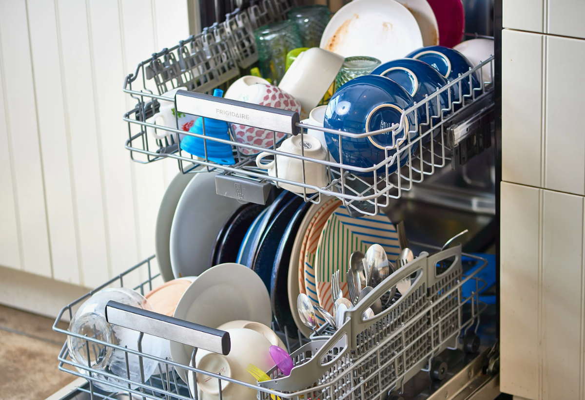 Что стоит избегать при использовании посудомоечной машины?