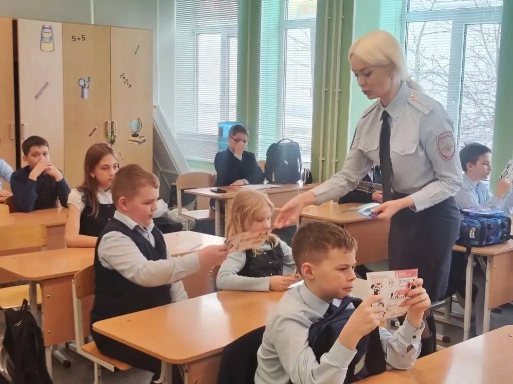 В рамках профилактического мероприятия «Безопасные каникулы» в МОУ «Лицей № 31» состоялась встреча учащихся с сотрудником Госавтоинспекции В рамках профилактического мероприятия «Безопасные каникулы» в МОУ «Лицей № 31» состоялась встреча учащихся с сотрудником Госавтоинспекции