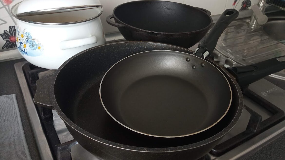 Обратите внимание на опасную посуду: чего избегать на кухне