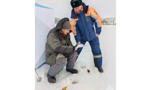 В Мордовии сотрудники МЧС провели рейд, во время которого предупредили рыбаков об опасностях весеннего льда, который из-за тепла меняет структуру