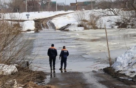 В минувшую ночь вода в Мокше в Русском Маскино поднялась и затопила мост