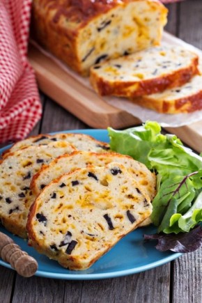Пикантный творожный хлеб с сыром и маслинами
