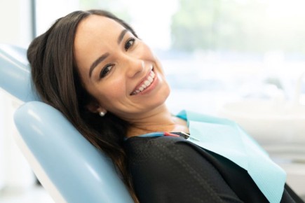 Как сохранить здоровье зубных имплантатов: полезные советы по профессиональной чистке