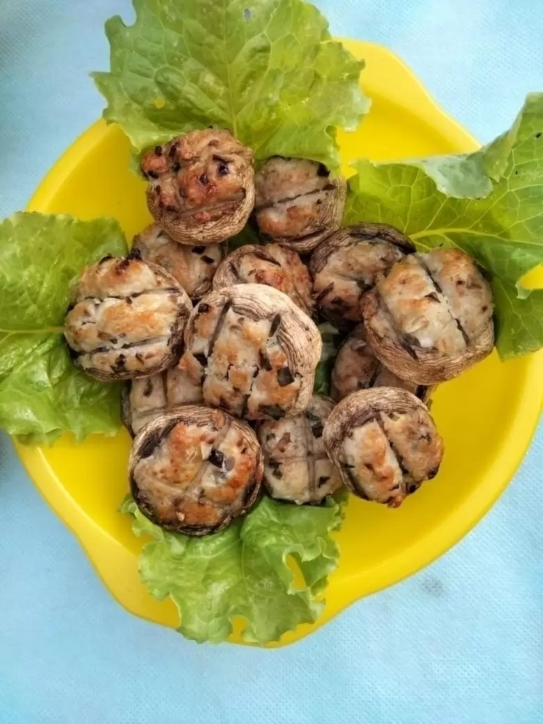 Фаршированные шампиньоны на углях: идеальная закуска для дружеских встреч