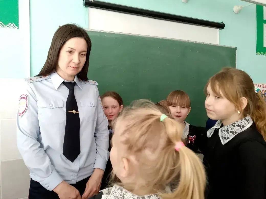 В МОУ «Старотеризморгская ООШ» прошла встреча учащихся 1–9 классов со старшим инспектором по пропаганде безопасности дорожного движения отделения Госавтоинспекции ММО МВД России «Краснослободский» В МОУ «Старотеризморгская ООШ» прошла встреча учащихся 1–9 классов со старшим инспектором по пропаганде безопасности дорожного движения отделения Госавтоинспекции ММО МВД России «Краснослободский»