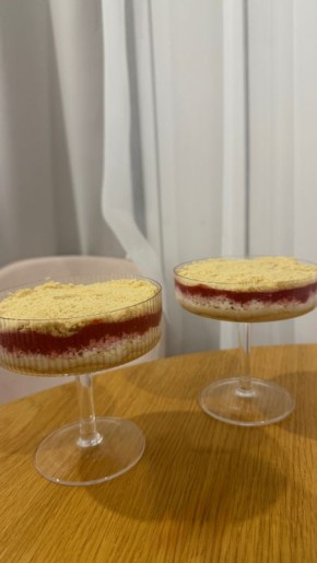 Нежный десерт без выпечки: рикотта, ягоды и хрустящие слои за 10 минут