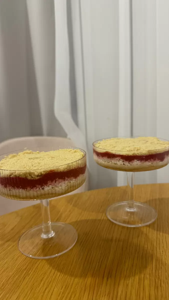 Нежный десерт без выпечки: рикотта, ягоды и хрустящие слои за 10 минут