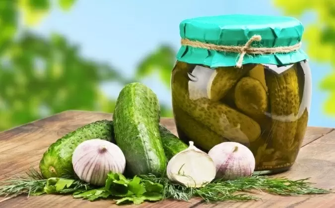 Удивительные зимние заготовки: огуречный релиш, яркие пикули и яблочные огурцы