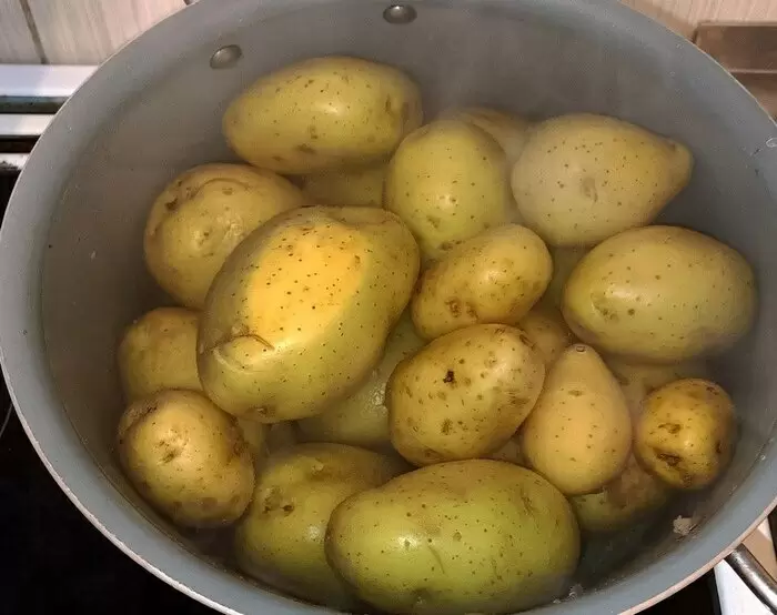 Картофель по-деревенски с беконом и маринованным огурцом — простой уютный рецепт