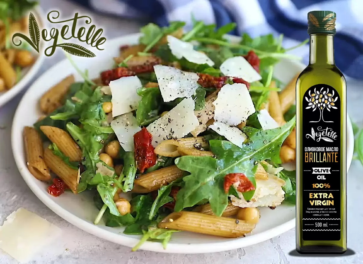 Салат с пастой пенне, фетой и помидорами