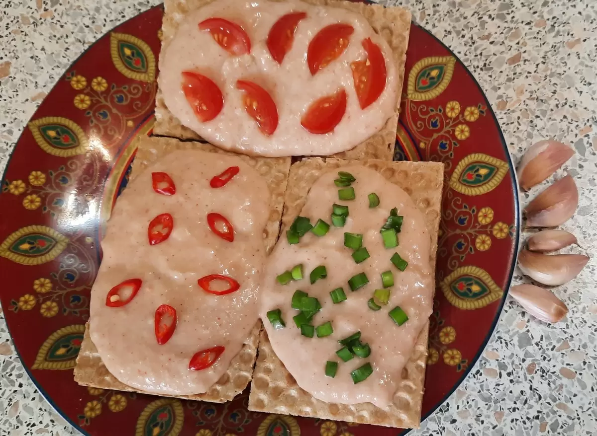 Необычный фасолевый паштет с секретом из печёного чеснока