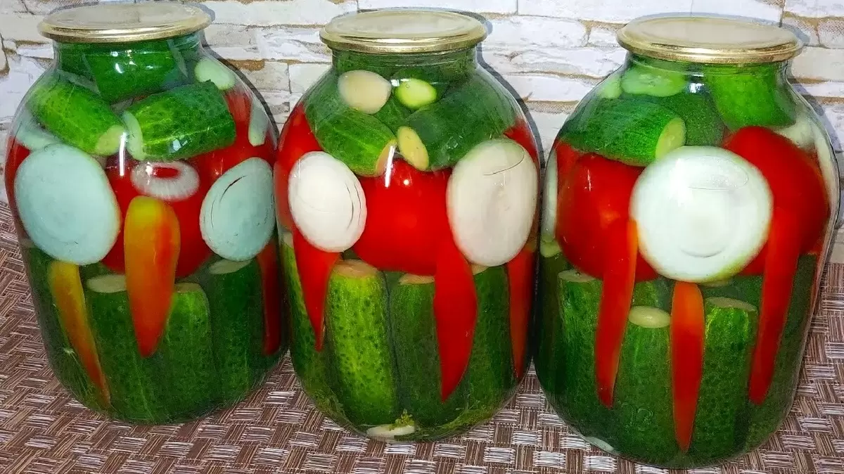 Вкусные огурцы с помидорами на зиму: надежный рецепт без стерилизации