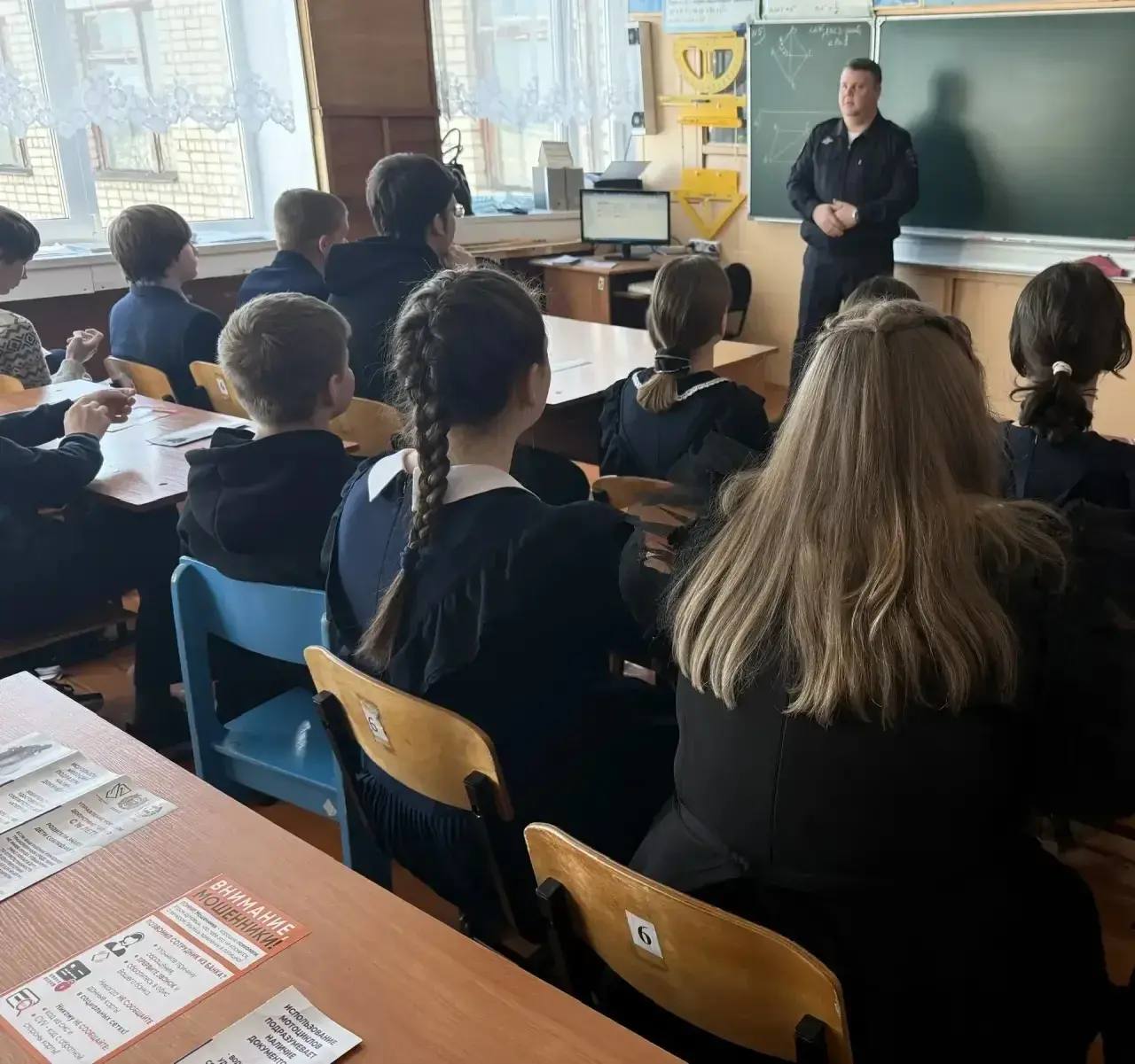 В целях предупреждения дорожно-транспортного травматизма, начальник отделения Госавтоинспекции ММО МВД России «Чамзинский» Антон Савельев провел профилактическую беседу о соблюдении Правил дорожного движения в Б-Маресевском... В целях предупреждения дорожно-транспортного травматизма, начальник отделения Госавтоинспекции ММО МВД России «Чамзинский» Антон Савельев провел профилактическую беседу о соблюдении Правил дорожного движения в Б-Маресевском...