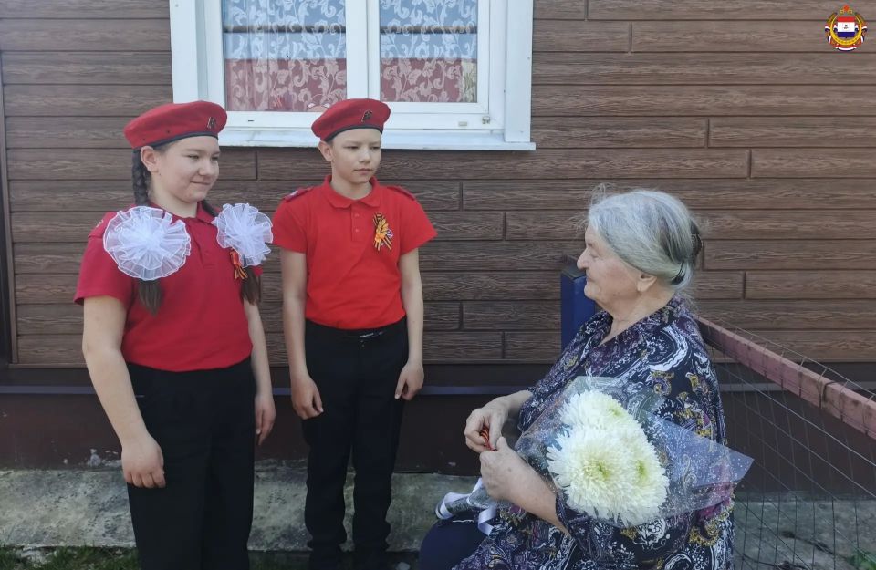 Живая нить памяти. В преддверии Дня Победы юнармейцы Троицкой школы Ковылкинского района навестили Людмилу Александровну Яковлеву — дочь Героя Советского Союза Александра Котова, чьё имя носит их школа
