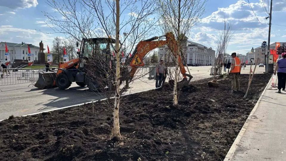 На площади по улице Советской начались работы по озеленению На площади по улице Советской начались работы по озеленению