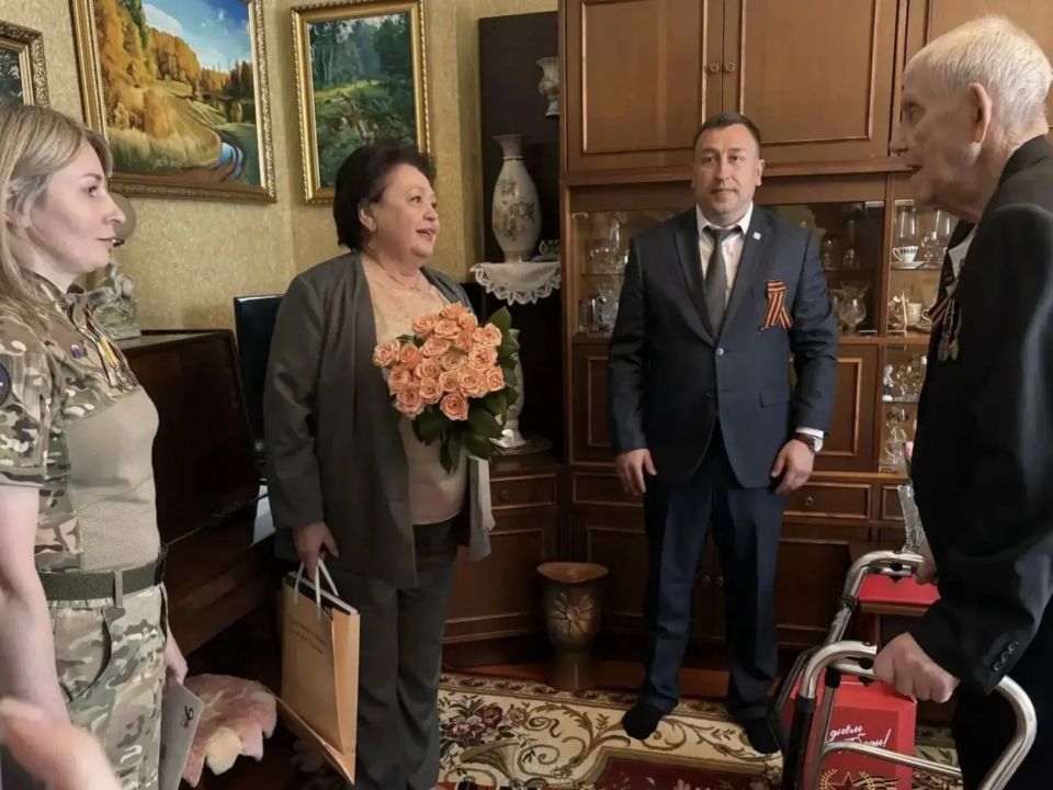 Наталья Долматова поздравила с Днём Победы бывшего узника фашистского концлагеря Юрия Смирнова