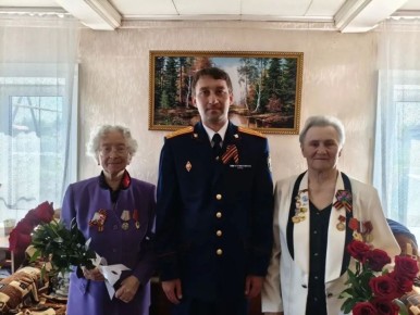 Сотрудники следственного управления поздравили ветеранов Великой Отечественной войны Днем Победы