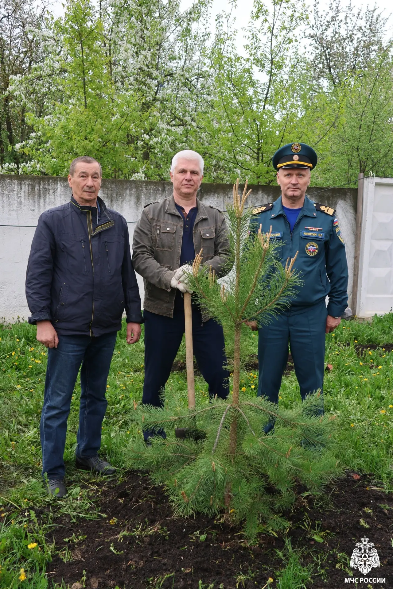 В честь непобедимого адмирала: сотрудники ГУ МЧС России по Республике Мордовия высадили аллею к юбилею канонизации Ушакова В честь непобедимого адмирала: сотрудники ГУ МЧС России по Республике Мордовия высадили аллею к юбилею канонизации Ушакова