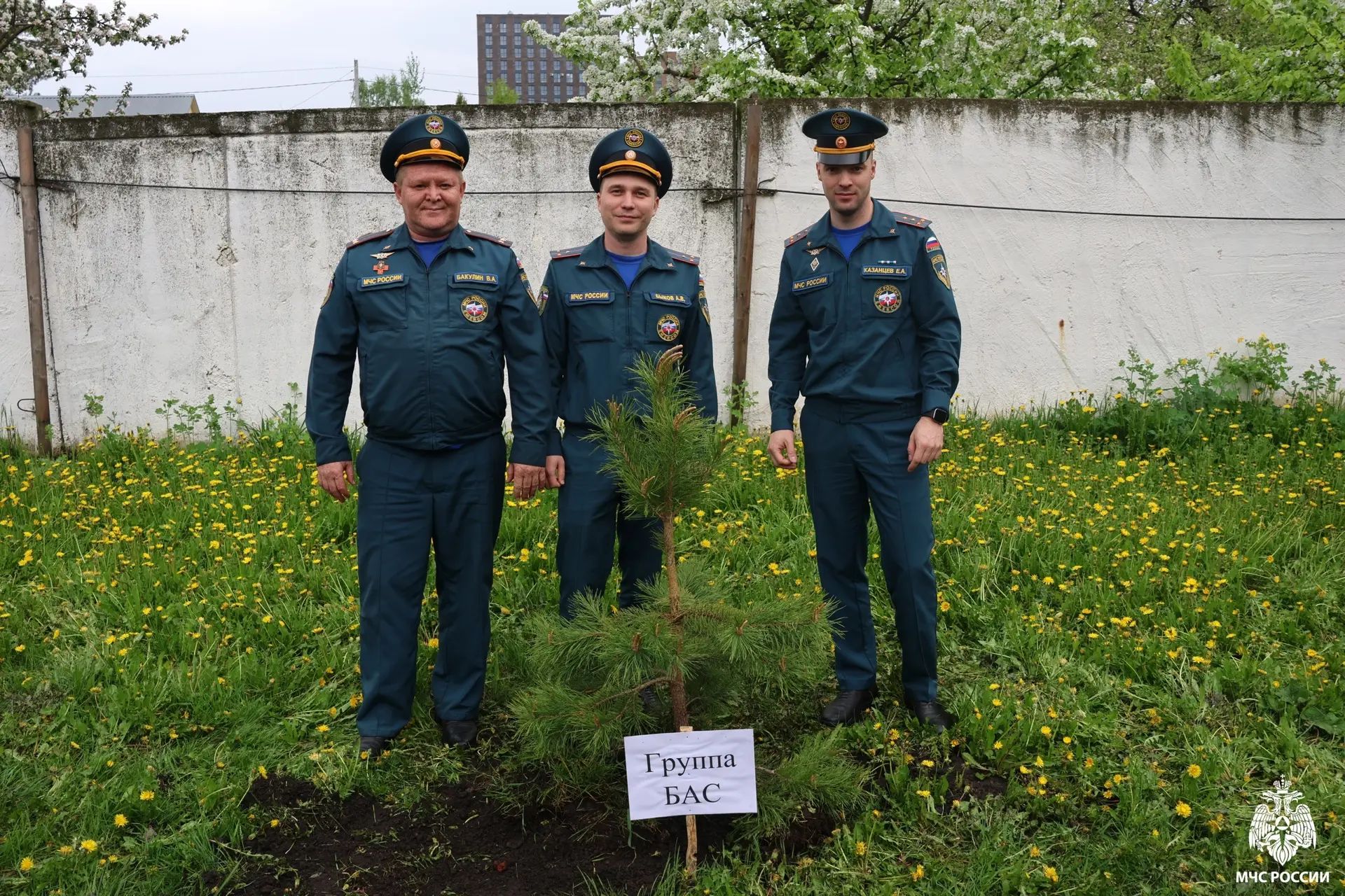 В честь непобедимого адмирала: сотрудники ГУ МЧС России по Республике Мордовия высадили аллею к юбилею канонизации Ушакова В честь непобедимого адмирала: сотрудники ГУ МЧС России по Республике Мордовия высадили аллею к юбилею канонизации Ушакова