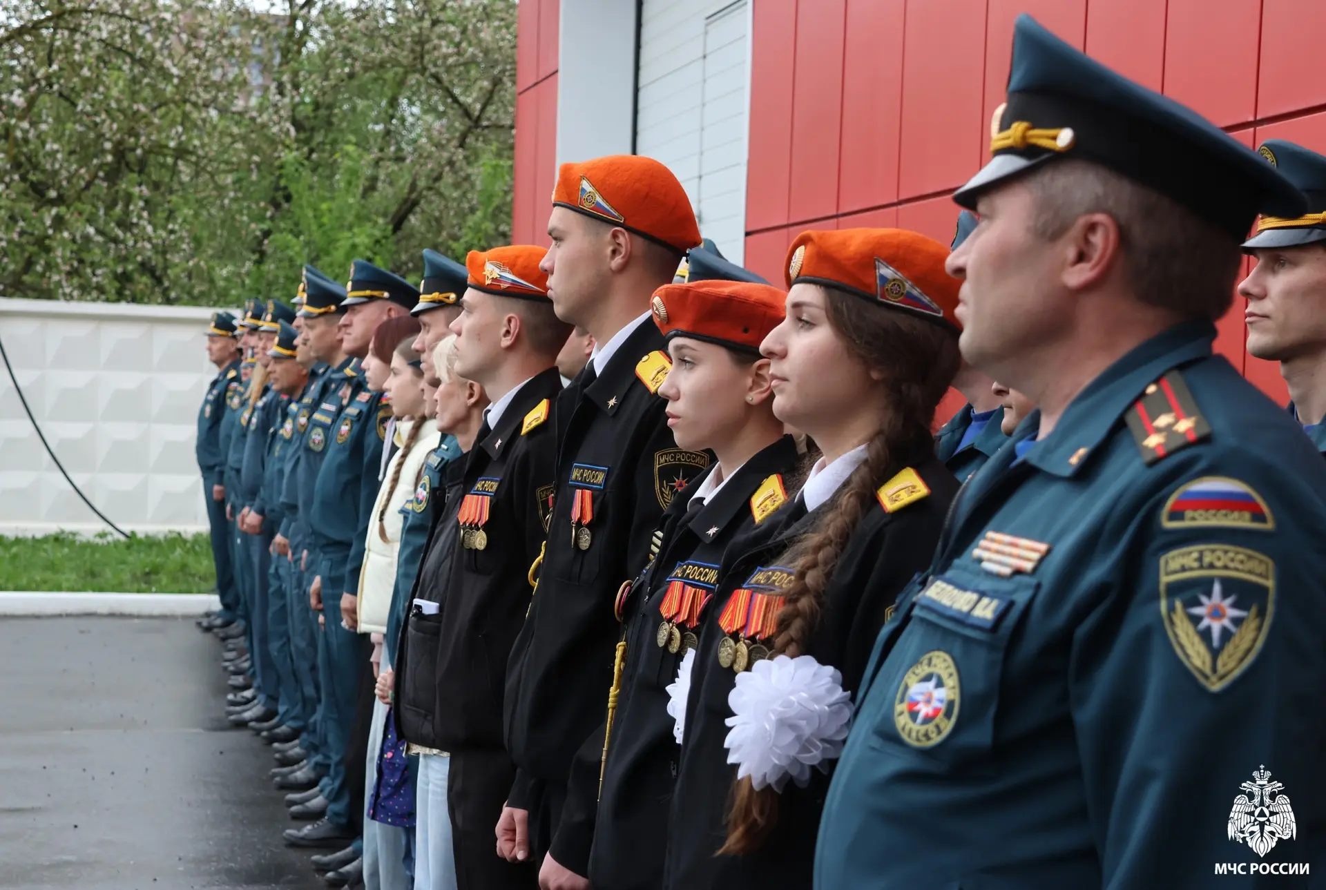 В честь непобедимого адмирала: сотрудники ГУ МЧС России по Республике Мордовия высадили аллею к юбилею канонизации Ушакова В честь непобедимого адмирала: сотрудники ГУ МЧС России по Республике Мордовия высадили аллею к юбилею канонизации Ушакова