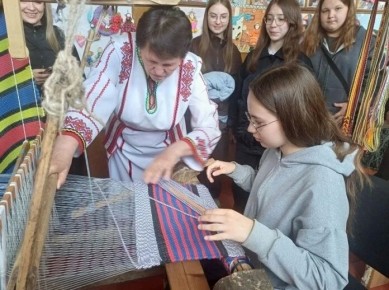 Послушать лекцию про традиционное мордовское ремесло — это одно, а своими глазами увидеть ткацкий станок, которому 200 лет — это другое