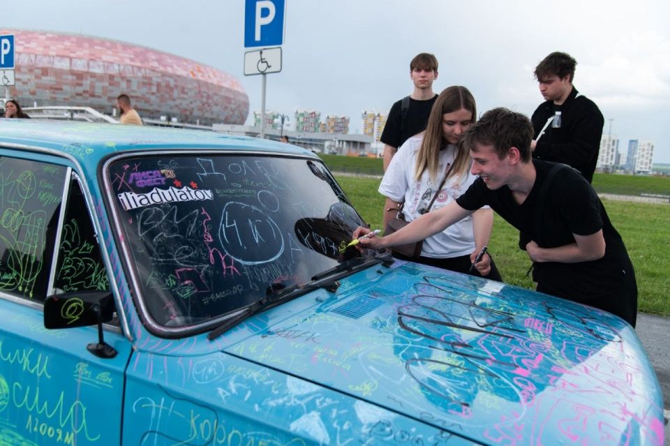 Масштабная сходка автолюбителей, владельцев кастомных и редких машин прошла вчера в Саранске у стадиона "Мордовия Арена" Масштабная сходка автолюбителей, владельцев кастомных и редких машин прошла вчера в Саранске у стадиона "Мордовия Арена"