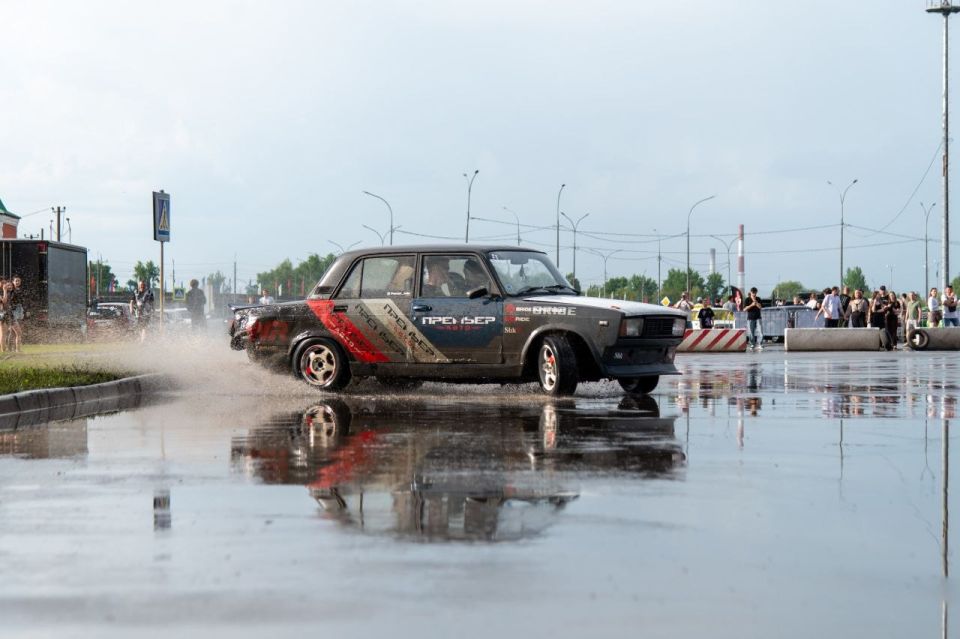Масштабная сходка автолюбителей, владельцев кастомных и редких машин прошла вчера в Саранске у стадиона "Мордовия Арена" Масштабная сходка автолюбителей, владельцев кастомных и редких машин прошла вчера в Саранске у стадиона "Мордовия Арена"