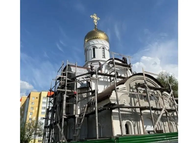 На строящемся Спасском храме-часовне на Юго-Западе Саранска приступили к кровельным работам