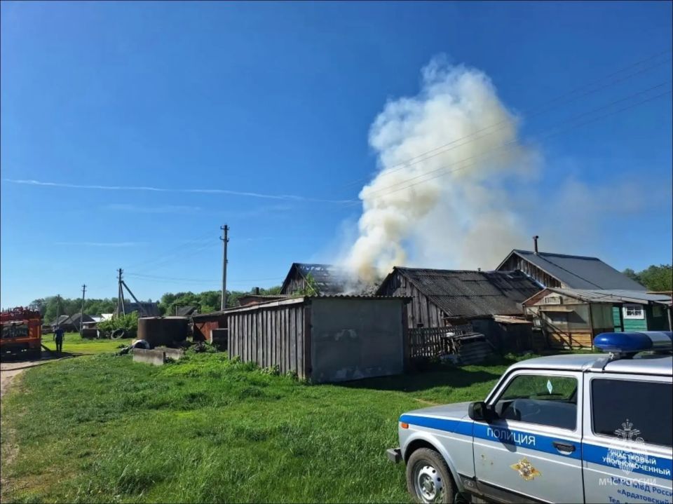 На пожаре в Ардатовском районе повреждены жилой дом и сарай На пожаре в Ардатовском районе повреждены жилой дом и сарай