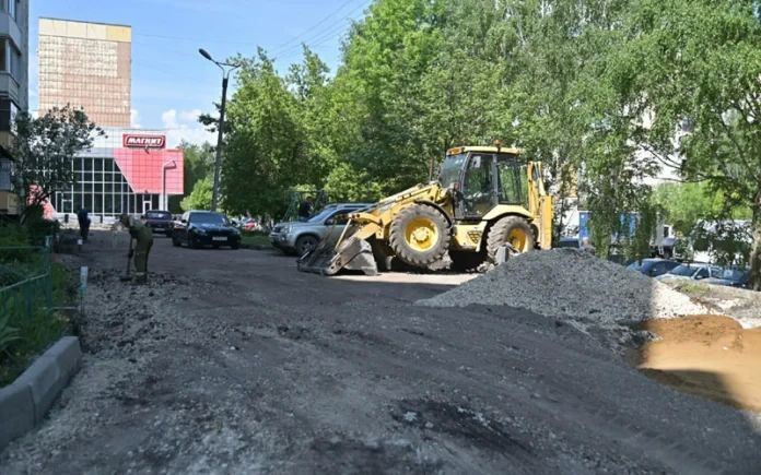 — Раньше после дождя во дворе было не пройти — сплошные лужи и ямы, — делится воспоминаниями жительница дома № 26 по улице Воинова