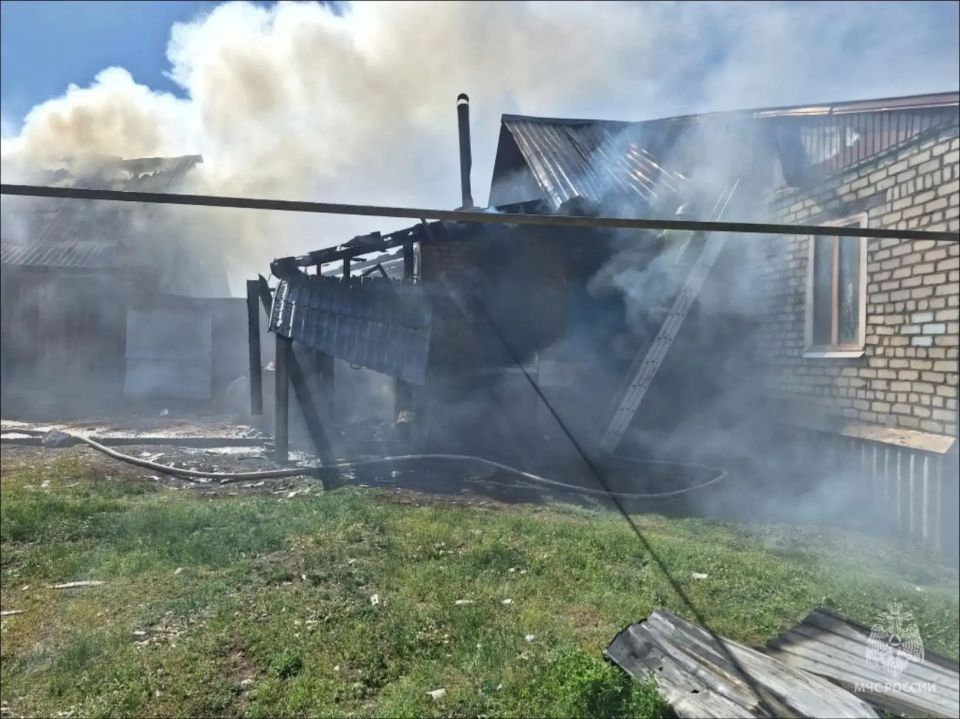На пожаре в Ардатовском районе повреждены жилой дом и сарай На пожаре в Ардатовском районе повреждены жилой дом и сарай
