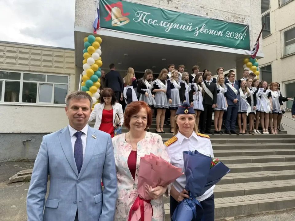 Сотрудники следственного управления приняли участие в торжественных линейках, посвященных последнему звонку Сотрудники следственного управления приняли участие в торжественных линейках, посвященных последнему звонку