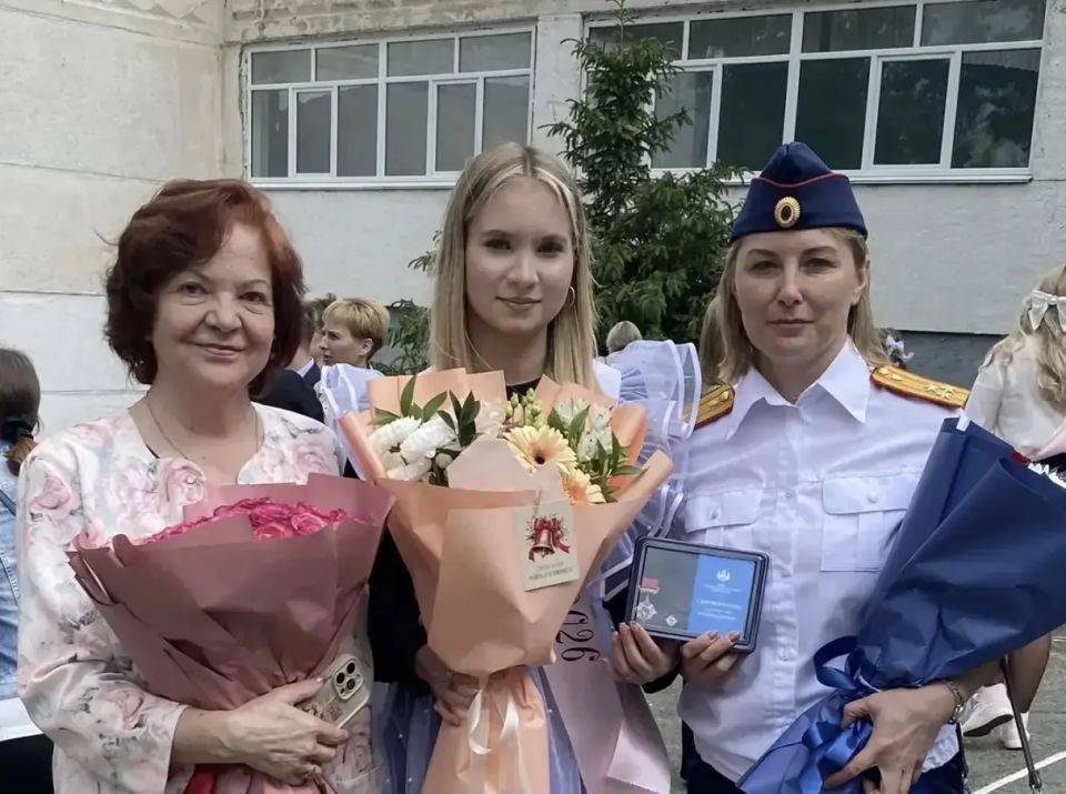 Сотрудники следственного управления приняли участие в торжественных линейках, посвященных последнему звонку Сотрудники следственного управления приняли участие в торжественных линейках, посвященных последнему звонку