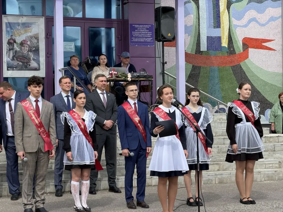 Сегодня в Большеберезниковском районе, как и по всей стране, прозвенел последний звонок