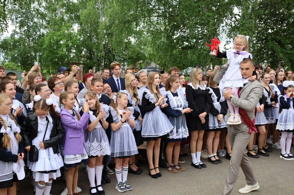 Владимир Чибиркин – выпускникам 2026 года: «Мы надеемся на вас и с уверенностью говорим: вы – будущее Мордовии и России» Владимир Чибиркин – выпускникам 2026 года: «Мы надеемся на вас и с уверенностью говорим: вы – будущее Мордовии и России»