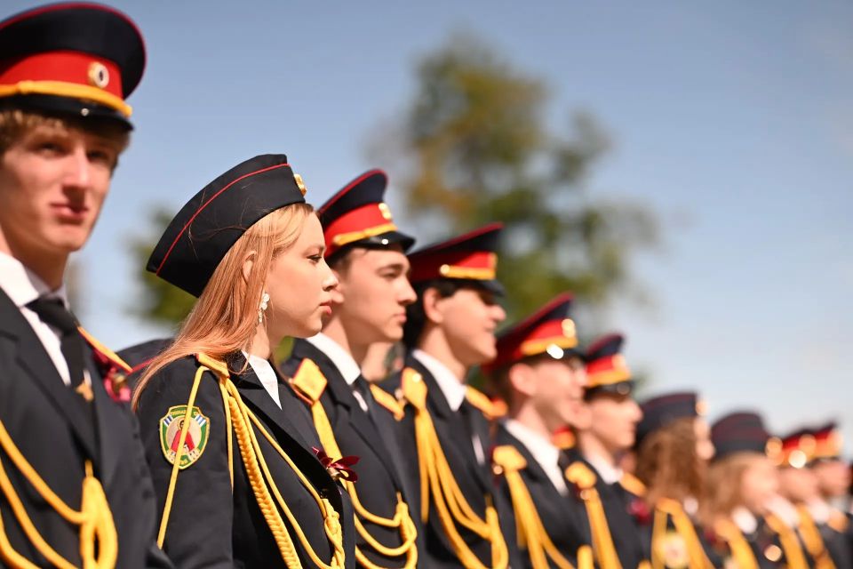Сотрудники следственного управления приняли участие в торжественных линейках, посвященных последнему звонку Сотрудники следственного управления приняли участие в торжественных линейках, посвященных последнему звонку