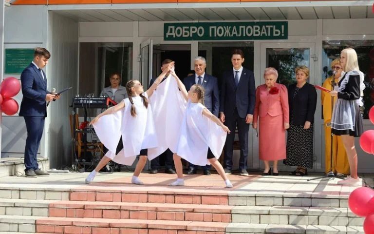 Школьный двор «Кемлянской СОШ имени Героя Советского Союза Е.В. Тягушева» утопал в цветах