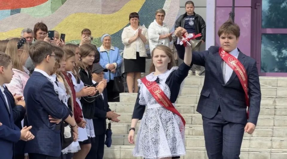Сегодня в Большеберезниковском районе, как и по всей стране, прозвенел последний звонок Сегодня в Большеберезниковском районе, как и по всей стране, прозвенел последний звонок