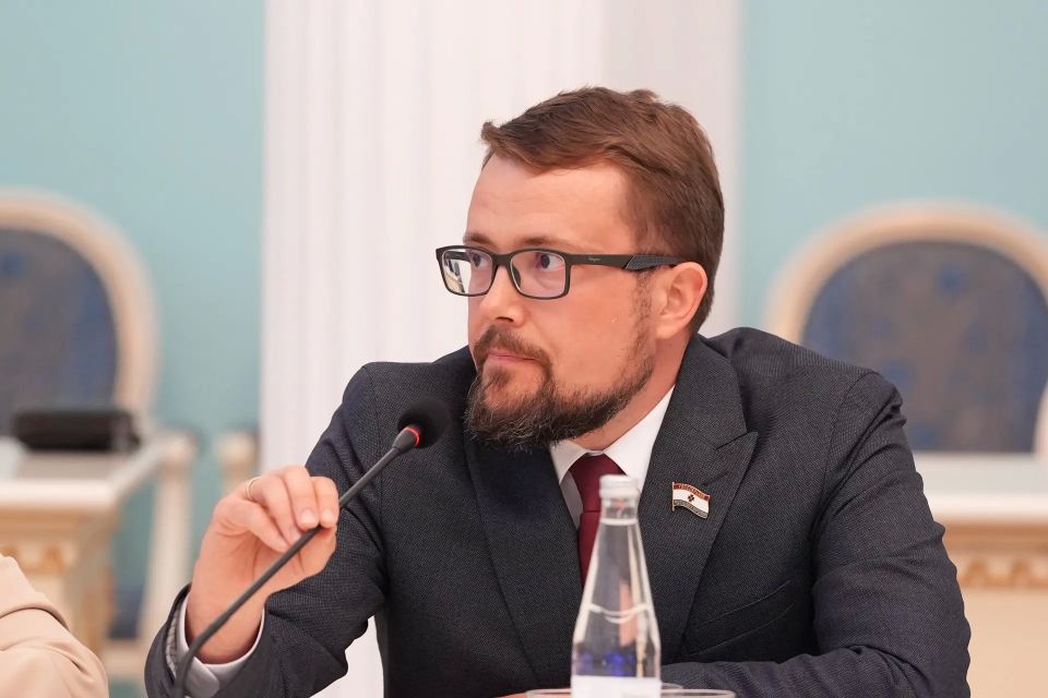 Артём Здунов: #БизнесМордовии. Крупные игроки и только начинающие свой путь в бизнесе - встретились с предпринимателями Мордовии, это наша мощная поддержка в вопросах создания новых рабочих мест, помощи бойцам спецоперации... Артём Здунов: #БизнесМордовии. Крупные игроки и только начинающие свой путь в бизнесе - встретились с предпринимателями Мордовии, это наша мощная поддержка в вопросах создания новых рабочих мест, помощи бойцам спецоперации...