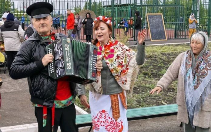 Затянувшаяся непогода последних дней не смогла сорвать культурное мероприятие, проведение которого было намечено на прошлый четверг в рабочем поселке Луховка