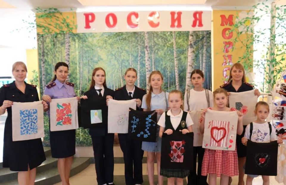 Сотрудники следственного управления вместе с детьми подготовили подарки для сверстников ко Дню защиты детей Сотрудники следственного управления вместе с детьми подготовили подарки для сверстников ко Дню защиты детей