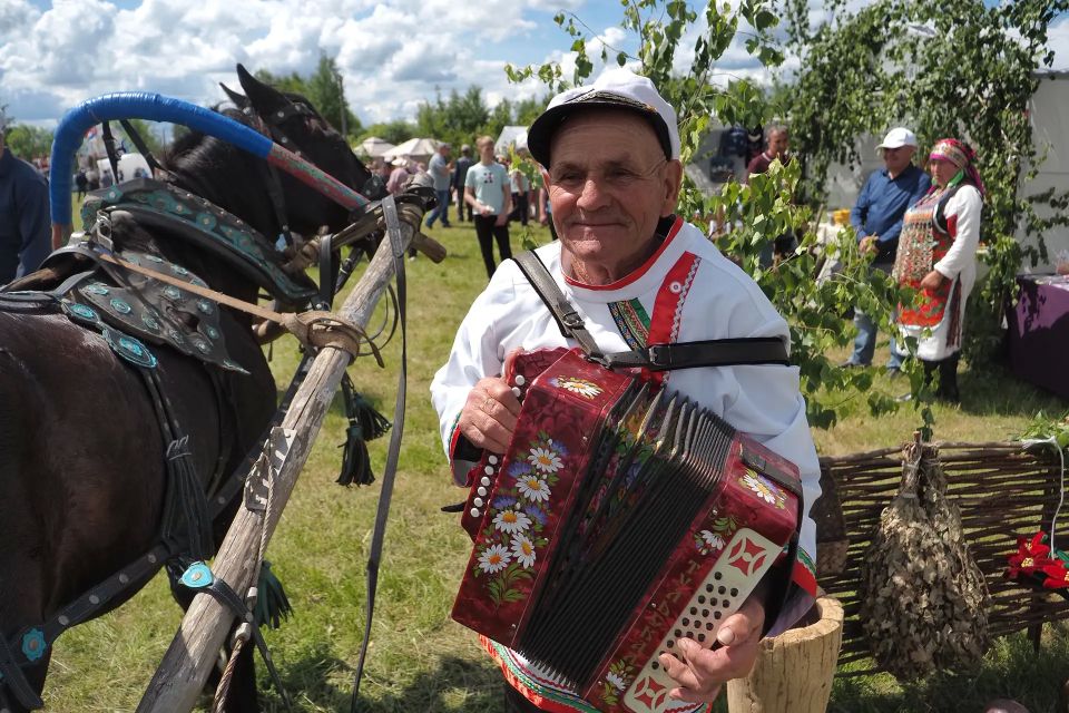 Артём Здунов: #ГодЕдинстваНародов. Каждый год встречаем Троицу на родном самобытным празднике «Акша келу» в с. Вадовские Селищи Зубово-Полянского района! В этот день сюда приезжают наши земляки - уроженцы села, проживающие... Артём Здунов: #ГодЕдинстваНародов. Каждый год встречаем Троицу на родном самобытным празднике «Акша келу» в с. Вадовские Селищи Зубово-Полянского района! В этот день сюда приезжают наши земляки - уроженцы села, проживающие...