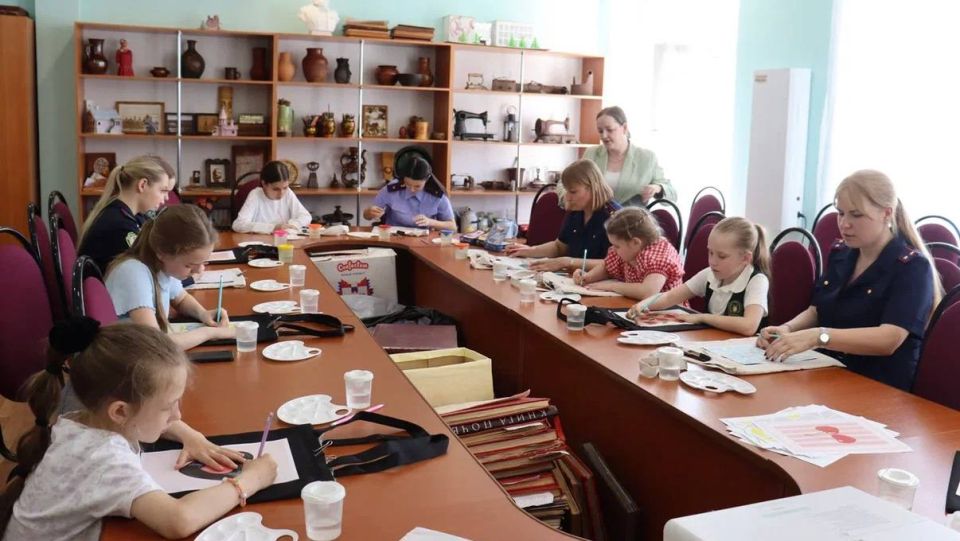 Сотрудники следственного управления вместе с детьми подготовили подарки для сверстников ко Дню защиты детей Сотрудники следственного управления вместе с детьми подготовили подарки для сверстников ко Дню защиты детей