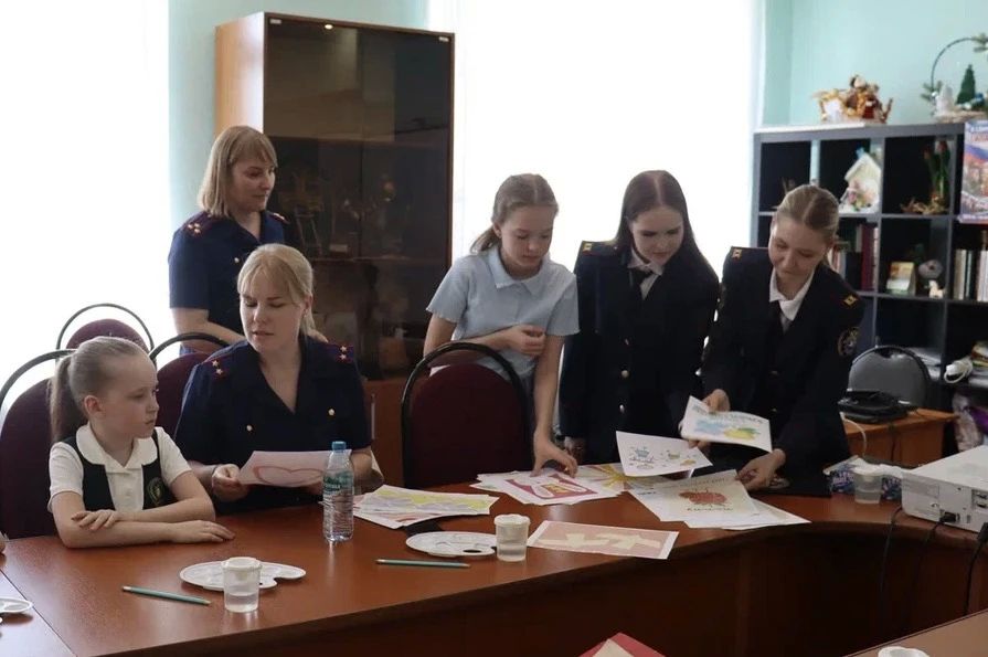 Сотрудники следственного управления вместе с детьми подготовили подарки для сверстников ко Дню защиты детей Сотрудники следственного управления вместе с детьми подготовили подарки для сверстников ко Дню защиты детей