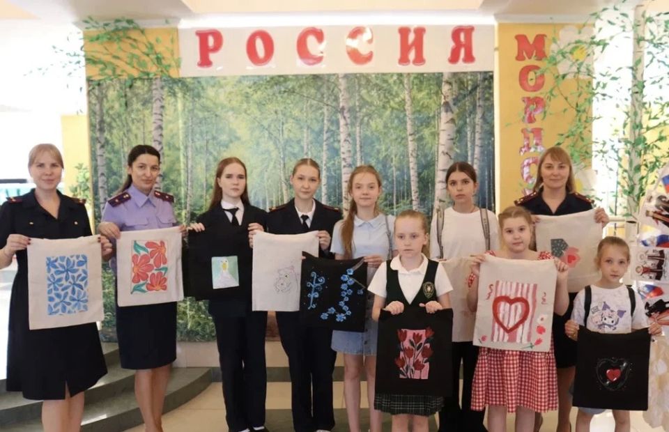 Сотрудники следственного управления вместе с детьми подготовили подарки для сверстников ко Дню защиты детей Сотрудники следственного управления вместе с детьми подготовили подарки для сверстников ко Дню защиты детей