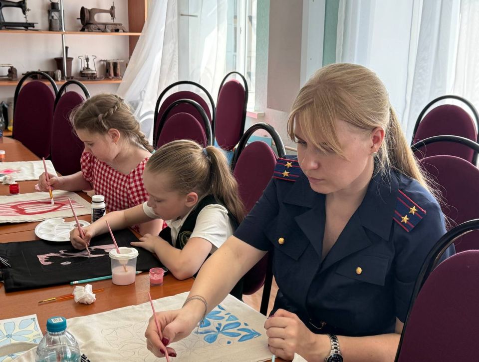 Сотрудники следственного управления вместе с детьми подготовили подарки для сверстников ко Дню защиты детей Сотрудники следственного управления вместе с детьми подготовили подарки для сверстников ко Дню защиты детей