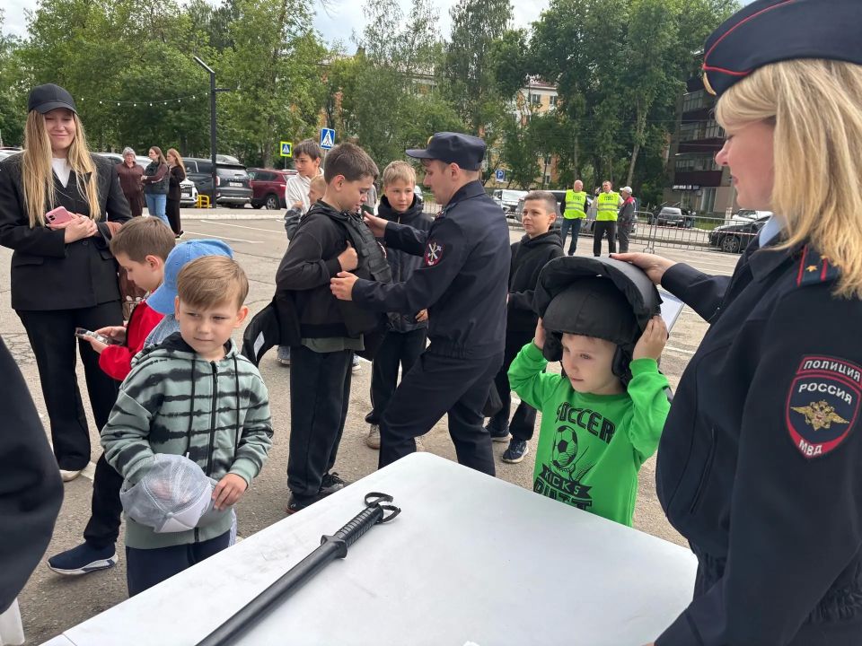 В Международный день защиты детей юные жители Мордовии познакомились с профессией сотрудника органов внутренних дел В Международный день защиты детей юные жители Мордовии познакомились с профессией сотрудника органов внутренних дел